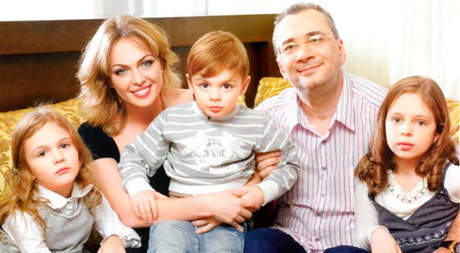 (Яндекс картинки) На фото - Меладзе с семьей